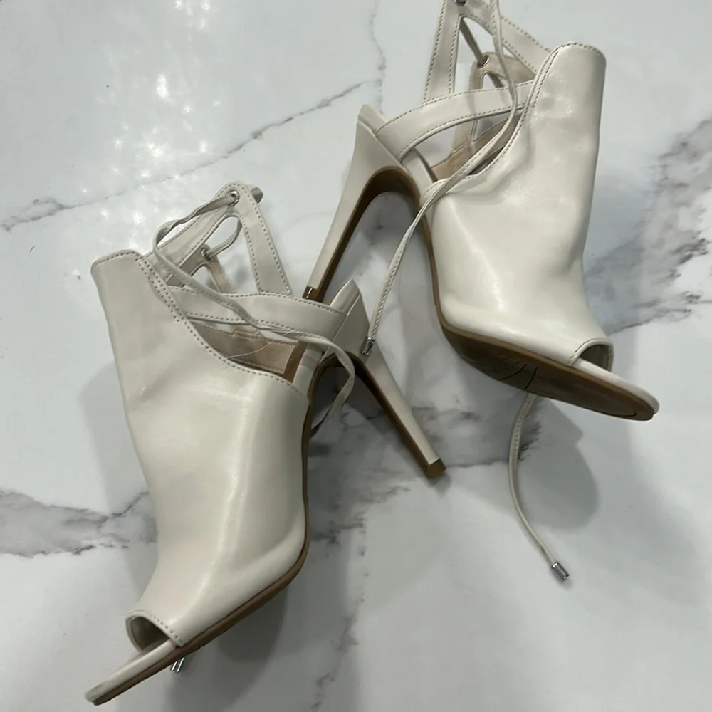 Brash Peekaboo Open Toe Tie Up Heels.‎ Size 5.5